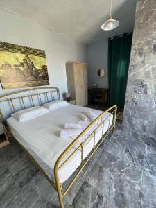 奇波斯阿费提Villa Hellas的卧室配有一张床,墙上挂有绘画作品