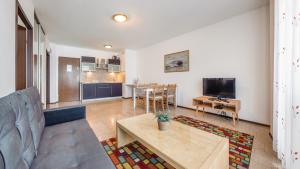 米兹多洛杰Apartamenty Sun & Snow Marea的客厅配有沙发和桌子