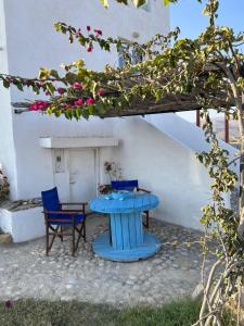 奇波斯阿费提Villa Hellas的大楼前的一张蓝色桌子和椅子