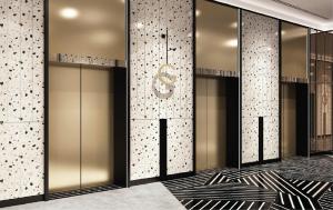 吉隆坡莱恩酒店的更衣室的一排电梯门