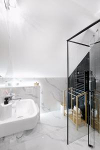 维斯瓦Apartament z sauną i jacuzzi na wyłączność - Sikorówka - Dobre Miejsce的白色的浴室设有水槽和镜子