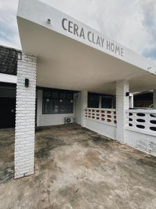 南府Ceraclay Home的白色的建筑,上面有读卡拉粘土的标志