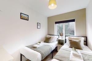 巴恩斯利Oakwell View - Modern 3 Bed Home的带窗户的客房内的两张床