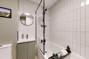 巴恩斯利Oakwell View - Modern 3 Bed Home的带浴缸、水槽和镜子的浴室