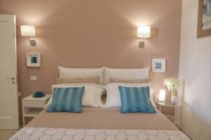 阿莱萨诺Tenuta Cesarina的一间卧室配有一张带蓝白色枕头的大床
