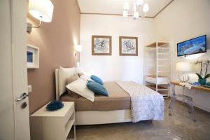 阿莱萨诺Tenuta Cesarina的一间小卧室,配有一张床和一张书桌