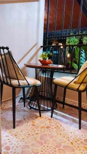 Ban Khlong Nong Yai66 Apartment的一张桌子和两把椅子