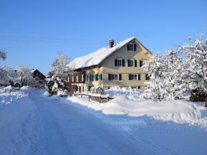 HeimenkirchAndreashof的前面有一条铺满雪的房屋