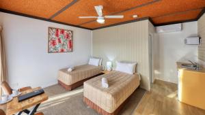 科罗瓦梅内雷斯汽车旅馆的客房设有两张床和吊扇。