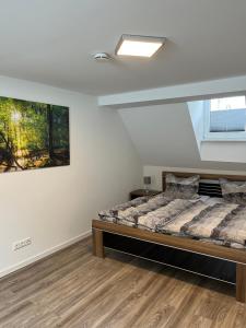 鲁贝兰德Mompels的卧室配有一张床,墙上挂有绘画作品