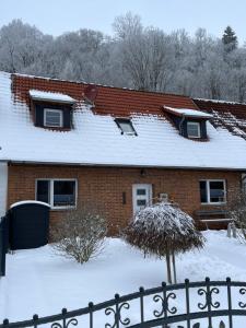 鲁贝兰德Mompels的雪盖屋顶的房子
