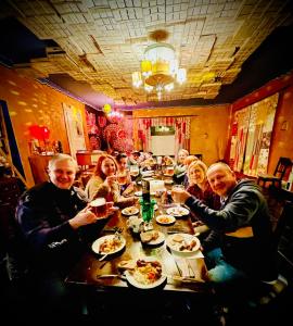 Kostelec nad OrlicíHARABURDI® Recyclart Hotel的一群坐在桌子旁吃食物的人