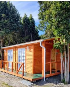 蒙特港Cabaña entre árboles Carretera Austral的小木屋设有甲板和树木