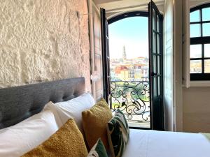 波尔图AgapeStay Porto的市景卧室 - 带1张床