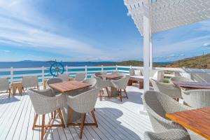 开普利佩拉基斯酒店的一个带桌椅的海景甲板