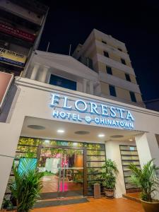 吉隆坡Floresta Hotel Chinatown的前面有标志的酒店