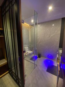 第波罗Gwandalan House的带淋浴的浴室和玻璃门