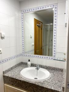 萨拉戈萨AZ El Balcón de Luna的一间带水槽和镜子的浴室