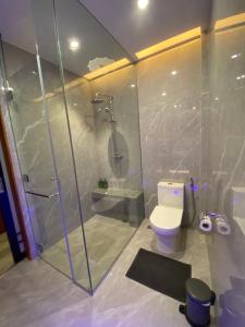 第波罗Gwandalan House的带淋浴和卫生间的浴室