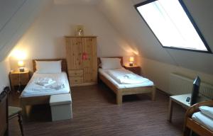 施瓦姆施泰特Tepe's Gasthof的阁楼间 - 带两张床和窗户