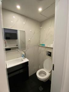 佩塔提克瓦Rothschild 79的浴室配有白色卫生间和盥洗盆。