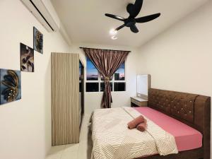 瓜拉丁加奴Renai Homestay Ladang Tanjung Kuala Terengganu with POOL的一间卧室配有一张床和吊扇