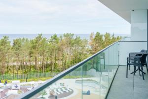 米兹多洛杰Sea Waves Apartament Resort & SPA 428B by Renters的海景玻璃阳台