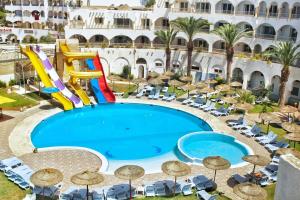 莫纳斯提尔Hotel El Habib Monastir的享有度假村游泳池的顶部景致