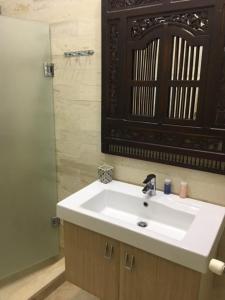 突尼斯天井庭院旅馆的浴室设有白色水槽和镜子