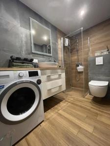 海乌姆Apartament z widokiem的一间带洗衣机和卫生间的浴室