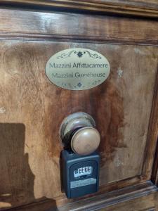 维亚雷焦Mazzini Affittacamere的木箱上的时钟,上面有标志
