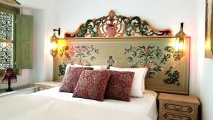 突尼斯天井庭院旅馆的一间卧室配有一张大床和大床头板