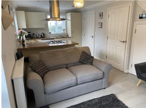 伯恩茅斯Modern House in Bournemouth town centre的客厅设有沙发,厨房设有