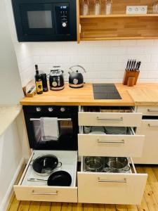 布伦瑞克Modernes Apartment nahe VW-Halle的厨房配有炉灶和微波炉。