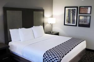 印第安纳波利斯La Quinta Inn & Suites by Wyndham Indianapolis Downtown的一间酒店客房,配有一张白色大床