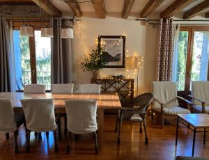 里亚尔普Cal Quimet的一间带木桌和椅子的用餐室