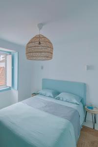 萨尔堡Casa Azul do Olival的蓝色卧室,配有床和桌子