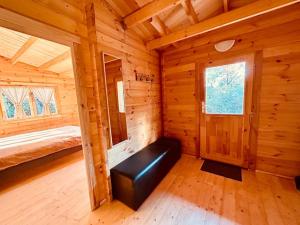 BessanChalet bois jacuzzi的小木屋内的一个房间,配有长凳