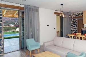 丹诺尼Villas Kozilis - Kozilis Estate的客厅配有沙发和桌子