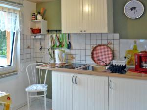 ParowBungalow Stralsund的厨房配有水槽和台面