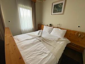 Rakitje萨格勒布假日公园的一间卧室配有带白色床单和枕头的床。