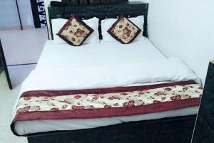 阿格拉Kaka Ji Palace By WB Inn的床上有2个枕头