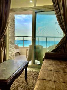亚历山大Alexandria Luxury Apartments Sporting Direct Sea View的卧室设有海景阳台。