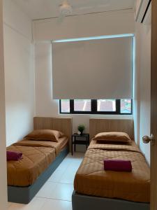 阿罗士打The Sweet Escape @ Imperio Professional Suite的两张床位于带窗户的房间内