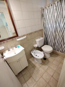 罗萨里奥莫雷诺1330公寓的一间带水槽、卫生间和镜子的浴室