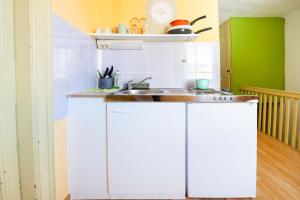 科佩尔Hostel Martin的厨房配有白色橱柜和水槽