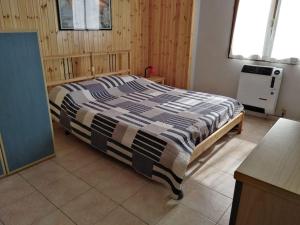 AntronapianaCasa vacanza Miralago的卧室配有一张床