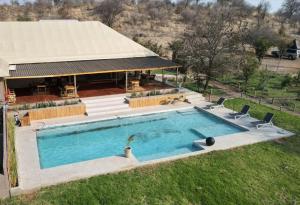 ChobeXhabe Safari Lodge Chobe的房屋前游泳池的顶部景色