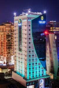 多哈Jouri a Murwab hotel Doha的城市的一座有灯光的建筑