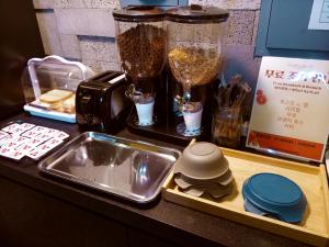 釜山No25 Hotel Yeonsan的厨房柜台设有水槽和搅拌机